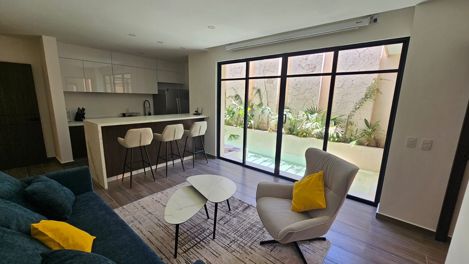 AMPLIO Y FUNCIONAL DEPARTAMENTO PLANTA BAJA DE 1 RECÁMARA, CON PATIO Y PISCINA PRIVADA EN LA VELETA — foto 1